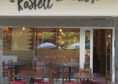 Local destinat a bar amb obrador de productes càrnics. Establiment de restauració mixta