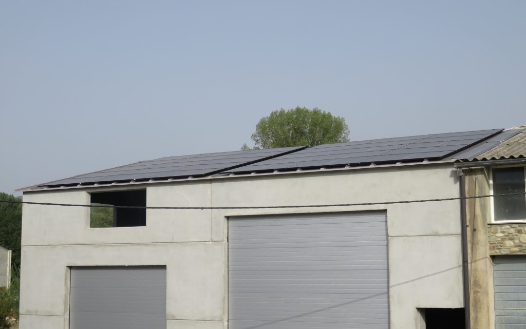Nova nau de formatgeria com a magatzem i instal·lació de plaques solars a la formatgeria existent.